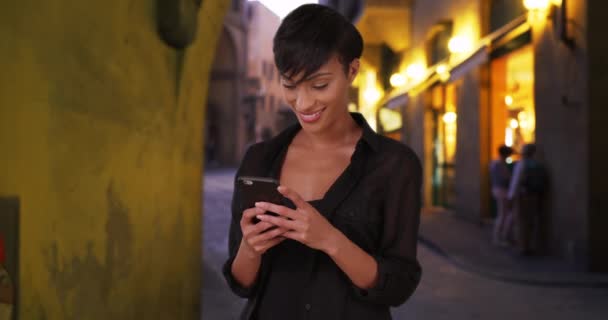 在探索意大利佛罗伦萨的时候 年轻迷人的美女正在检查她的手机 混血的千禧年女子在佛罗伦萨的街道上阅读她的短信 — 图库视频影像