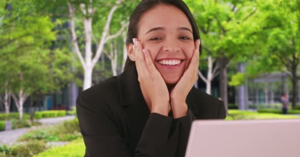 Glad Spännande Latina Business Kvinna Som Arbetar Laptop Parken Utomhus — Stockvideo