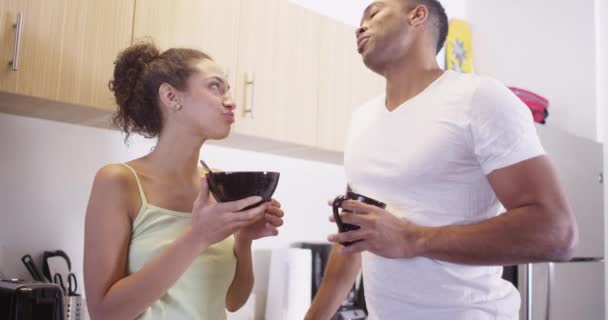 在厨房分享早餐和咖啡的黑人和拉美裔夫妇 — 图库视频影像