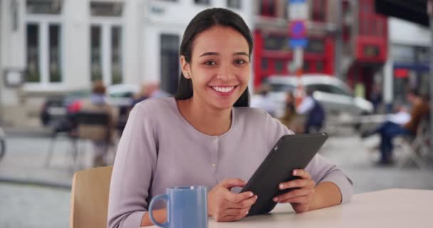 Mujer Latina Feliz Usando Tableta Afuera Café Alegre Riendo Chica — Vídeos de Stock