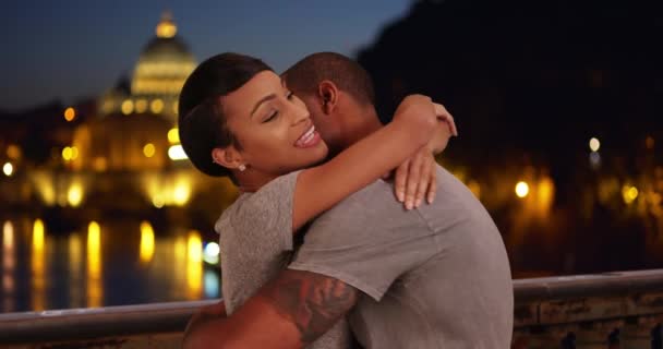 Feliz Novio Negro Novia Juntos Una Noche Romántica Roma Viajar — Vídeos de Stock