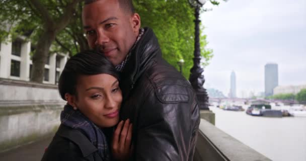 Chaud Aimant Couple Noir Embrasser Autre Étroitement Extérieur Londres Jeune — Video