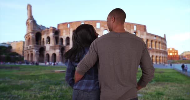 Felices Jóvenes Afroamericanos Intercambian Bromas Mientras Hacen Turismo Roma Italia — Vídeos de Stock