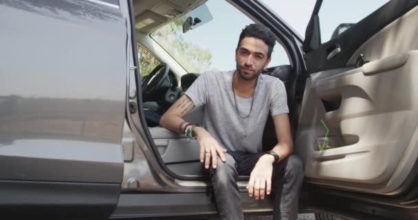 Hombre Hispano Robusto Sonriendo Coche Mientras Esperaba Coche — Vídeos de Stock