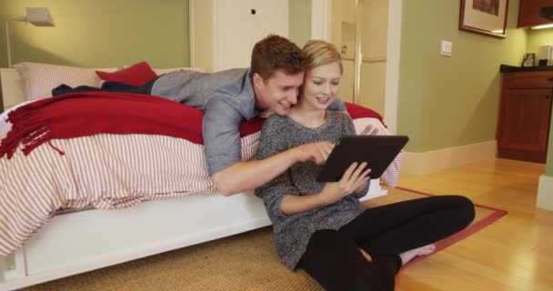 Casal Feliz Usando Tablet Seu Quarto — Vídeo de Stock