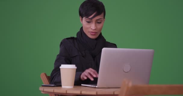 Kobieta Pijąca Kawę Przy Użyciu Laptopa Kawiarni Zielonym Ekranie Zielonym — Wideo stockowe