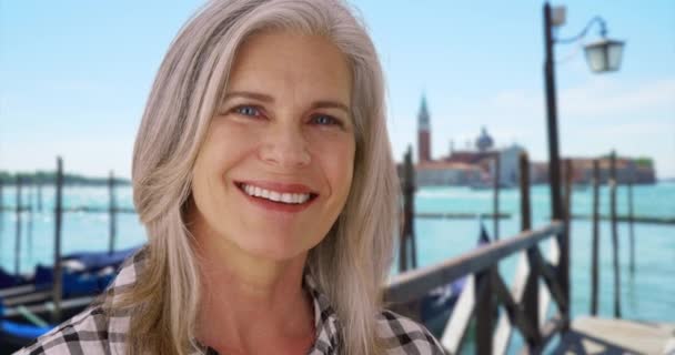 Délicieuse Femelle Blanche Sourit Caméra Près Côte Venise Heureuse Femme — Video