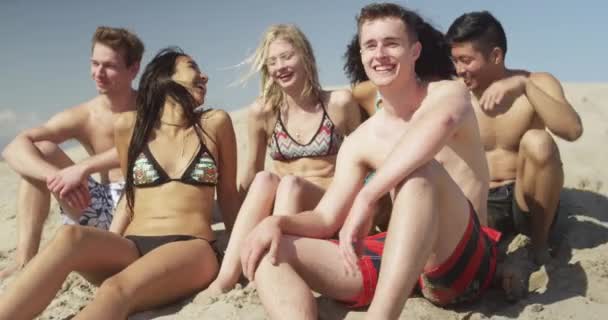 Genç Yetişkin Grup Oturan Interracial Arkadaşıyla Kumsalda Konuşuyor — Stok video