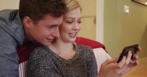 Mutlu Genç Çift Yatak Odalarında Akıllı Telefon Kullanıyor — Stok video