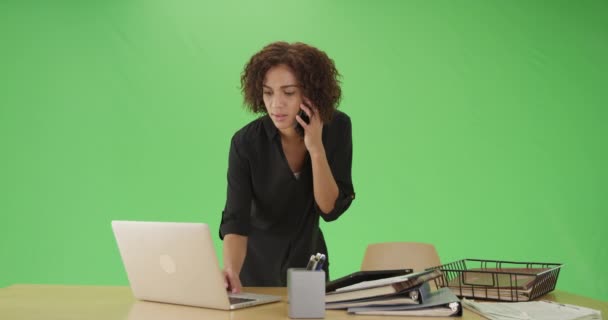 Tysiącletnia Czarna Kobieta Robi Notatki Słucha Telefonu Zielonym Ekranie Zielonym — Wideo stockowe