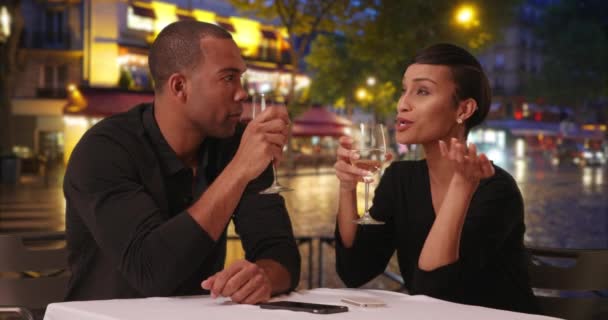 Yakışıklı Siyah Kız Arkadaşı Sevgilisine Randevu Gecesinde Gününü Anlatıyor Lokantada — Stok video