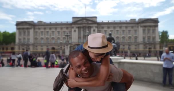 Mulher Brincalhão Atraente Surpreende Seu Namorado Desavisado Perto Palácio Buckingham — Vídeo de Stock