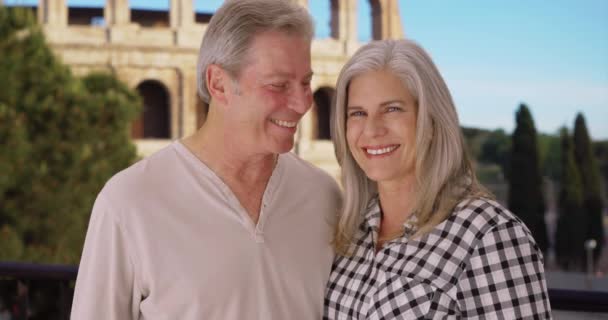 Ευτυχισμένες Διακοπές Ηλικιωμένα Ζευγάρια Διασκεδάζουν Στη Ρώμη Γριά Λευκή Σύζυγος — Αρχείο Βίντεο