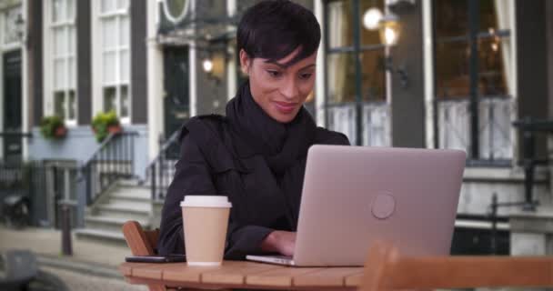 Mujer Moda Usando Ordenador Portátil Café Aire Libre Amsterdam Feliz — Vídeos de Stock