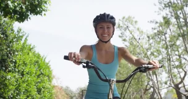 Mulher Sorrindo Andar Bicicleta — Vídeo de Stock