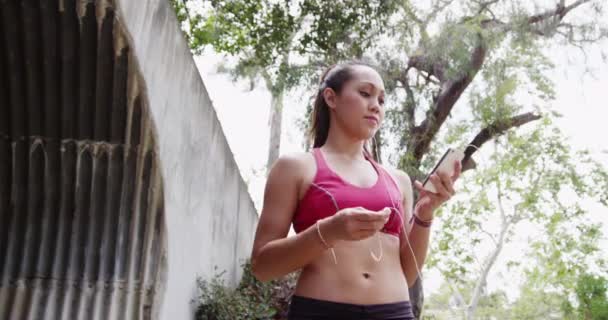Feliz Mulher Apto Mensagens Depois Correr Parque — Vídeo de Stock