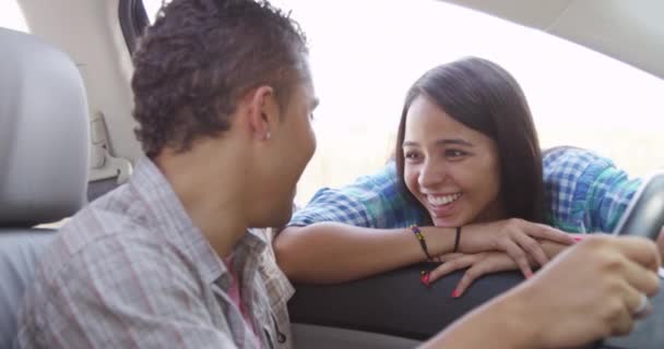 Tatlı Spanyol Çift Arabada Birbirleriyle Konuşuyor — Stok video