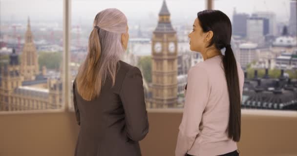 Δύο Επιχειρηματίες Μιλούν Για Δουλειά Στο Γραφείο Τους Στο Λονδίνο — Αρχείο Βίντεο