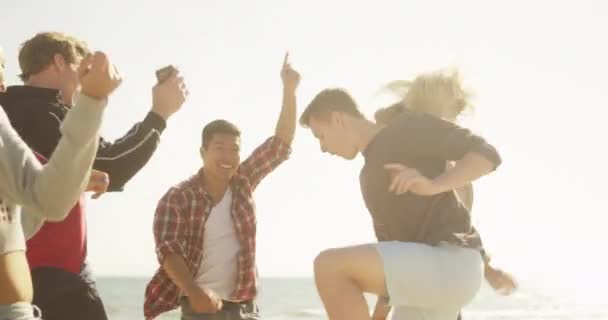 Grupo Feliz Amigos Multi Étnicos Dançando Juntos Praia — Vídeo de Stock