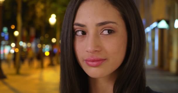 Vacker Latinamerikansk Hona Står Champs Elysees Allé Och Ler Mot — Stockvideo