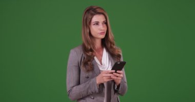 İş kadını stajyer takım üyeleriyle yeşil ekranda uzaktan iletişim kurmak için akıllı telefon kullanıyor. Anahtar ya da birleşik olmak üzere yeşil ekranda.