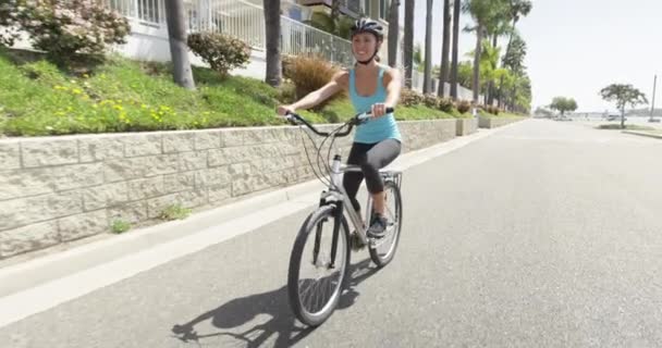 Junge Frau Fährt Fahrrad Auf Straße — Stockvideo