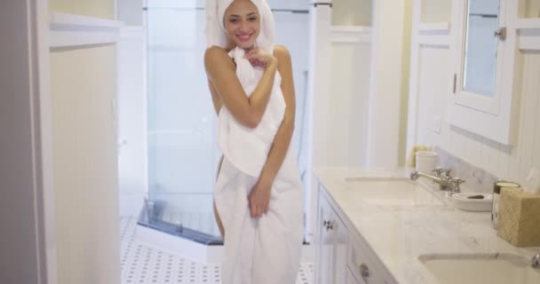 Havlu Giymiş Kameraya Gülümseyen Genç Latin Bir Kadın — Stok video