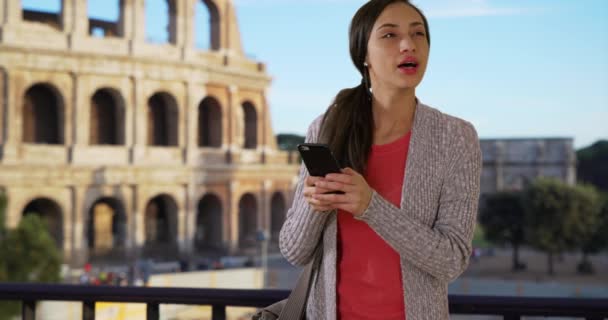 Mensajes Femeninos Bastante Latinas Teléfono Inteligente Cerca Del Coliseo Romano — Vídeo de stock