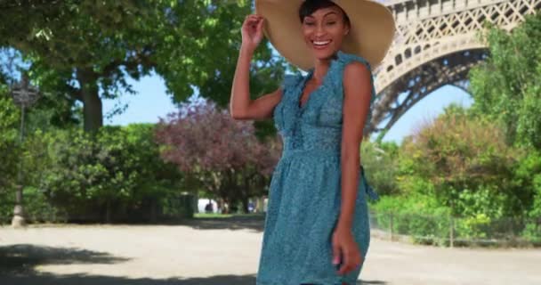 Hravá Smíšená Závodnice Která Cestuje Paříži Tančí Radostí Před Eiffelovou — Stock video