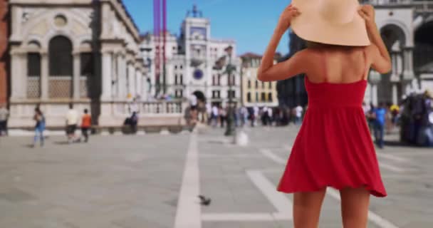 在圣马可广场 美丽的混血女子穿着飘逸的红色衣服跳舞 时尚的小女孩在威尼斯的夏天玩得很开心 — 图库视频影像