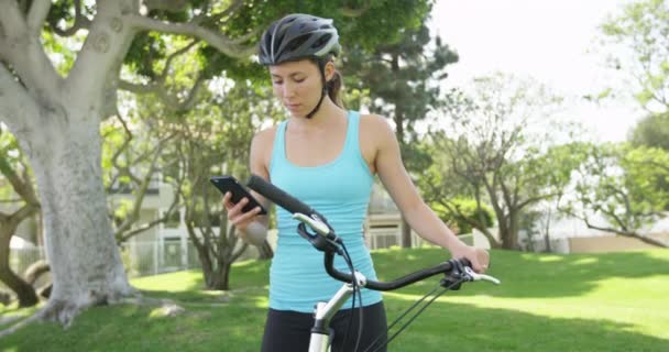 Jonge Vrouw Staat Met Fiets Met Smartphone — Stockvideo