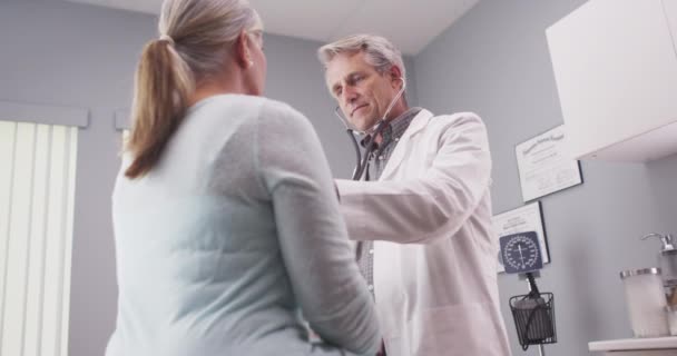 Médico Senior Masculino Escuchando Los Signos Vitales Del Paciente Con — Vídeos de Stock