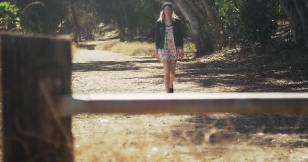 Genç Çekici Beyaz Kız Dışarıda Yalnız Yürüyor — Stok video