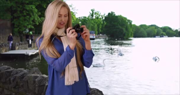 英国温莎的年轻女性游客兴奋极了 她用相机拍照 金发白人女人度假时在温莎拍摄各种景象 — 图库视频影像