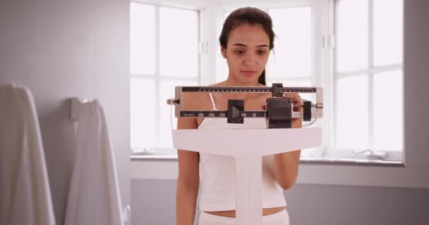 幸せなメキシコ人女性は目標重量に達する — ストック動画
