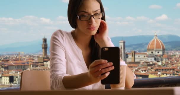 Mujer Latina Bastante Comprueba Teléfono Para Mensajes Perdidos Paisaje Urbano — Vídeo de stock