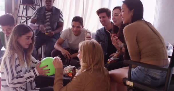 Csoportja Hip Fiatal Barátok Fújja Fel Léggömbök Party Miközben Szórakoztató — Stock videók