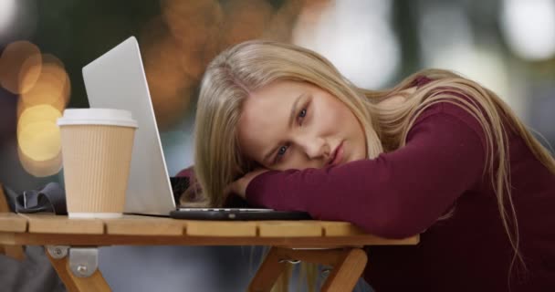 Retrato Adorável Jovem Mulher Descansando Cabeça Computador Portátil — Vídeo de Stock