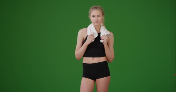 Młoda Atrakcyjna Kobieta Patrząca Kamerę Ręcznikiem Zielonym Ekranie Zielonym Ekranie — Wideo stockowe