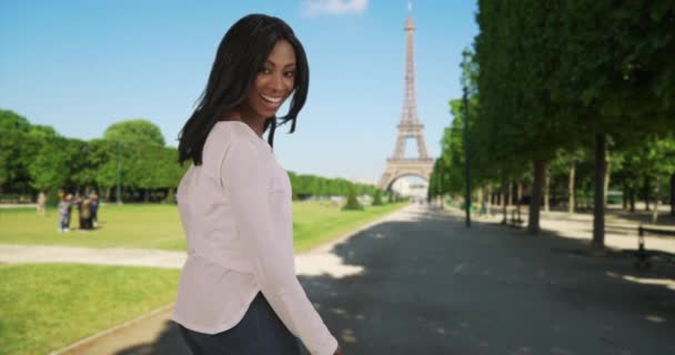 Attractive African American Female Vacation France Turns Poses Camera Energetically — Stock Video
