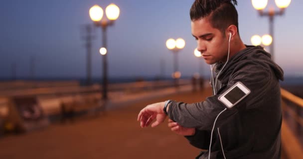 Millennial Hispanic Jogger Verificando Rastreador Fitness Enquanto Descansa Calçadão Corredor — Vídeo de Stock