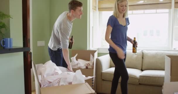 Pareja Tomando Descanso Después Desempacar Nuevo Apartamento — Vídeo de stock