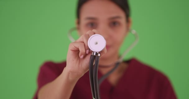 Donna Ispanica Medico Infermiere Che Tiene Stetoscopio Fino Alla Fotocamera — Video Stock