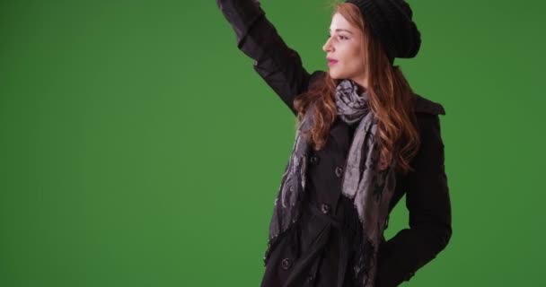 Çekici Bir Kadın Yeşil Ekrandan Almak Için Taksi Çağırıyordu Anahtar — Stok video