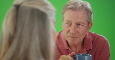 Orta yaşlı beyaz erkek kadın arkadaşı ile konuşurken