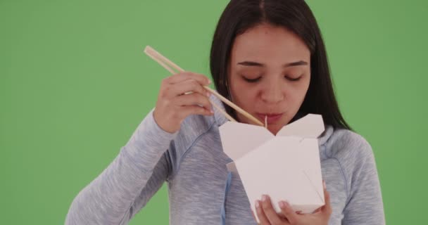 Gadis Hispanik Muda Makan Makanan Cina Layar Hijau Pada Layar — Stok Video