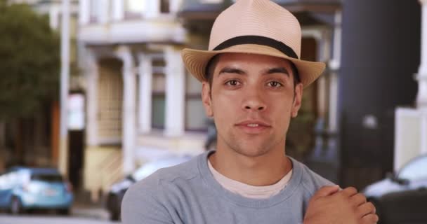 Bonito Milenar Latino Misto Homem Raça Rua Cidade Com Chapéu — Vídeo de Stock