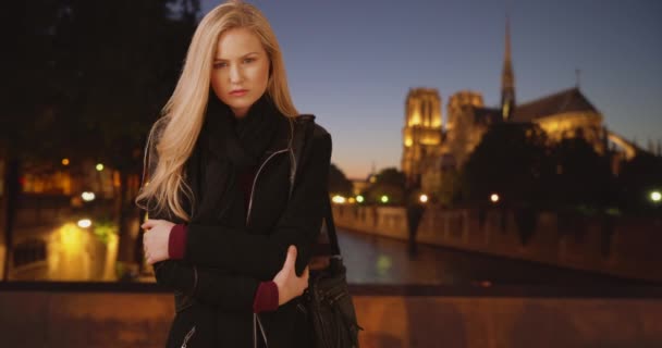 Samostatná Běloška Stojící Sama Večer Paříži Otočí Dívá Kamery Mladá — Stock video