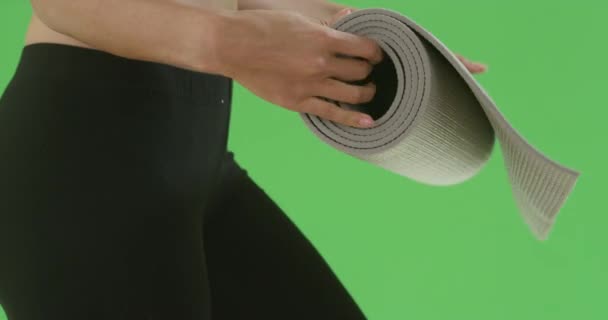 Een Jong Afrikaans Amerikaans Meisje Rolt Haar Yoga Mat Groen — Stockvideo