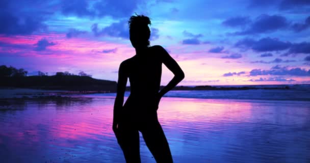 Enkel Silhouet Van Sensuele Vrouw Staande Zonsondergang Strand Van Bahama — Stockvideo